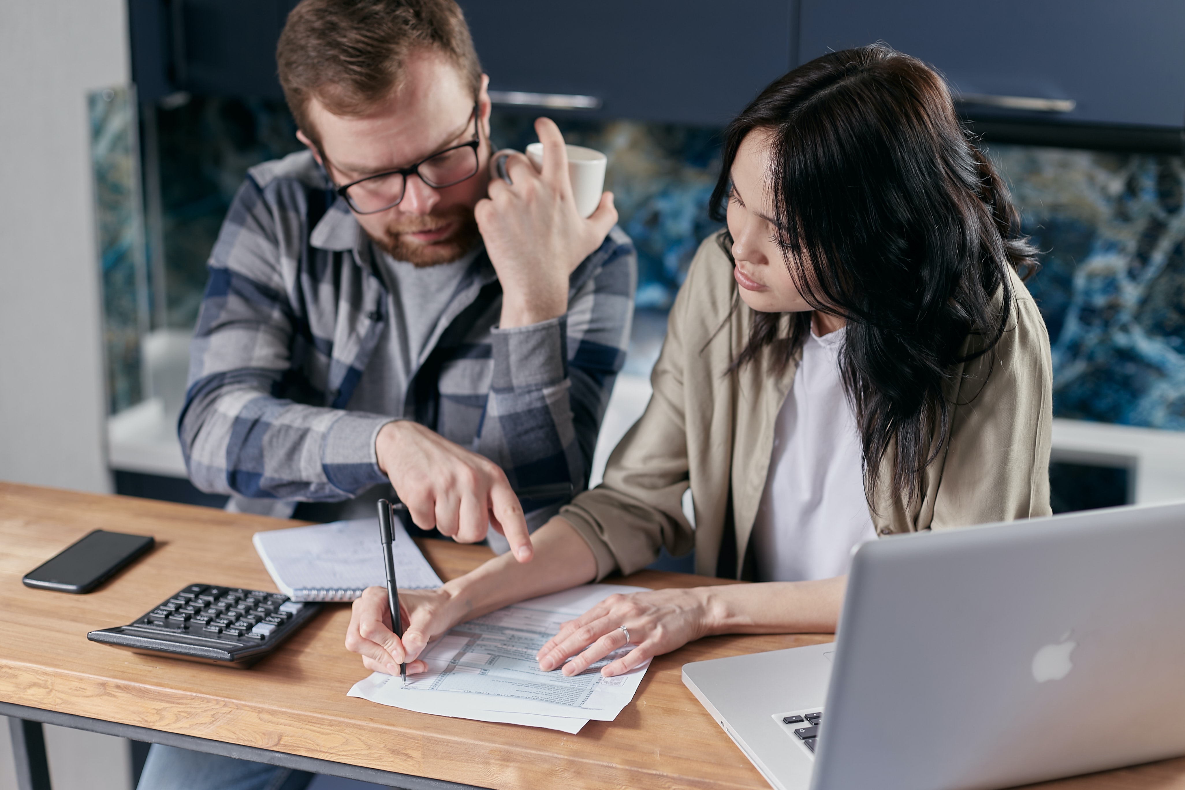 Dettes et crédits d’un côté et calcul des frais de l’autre