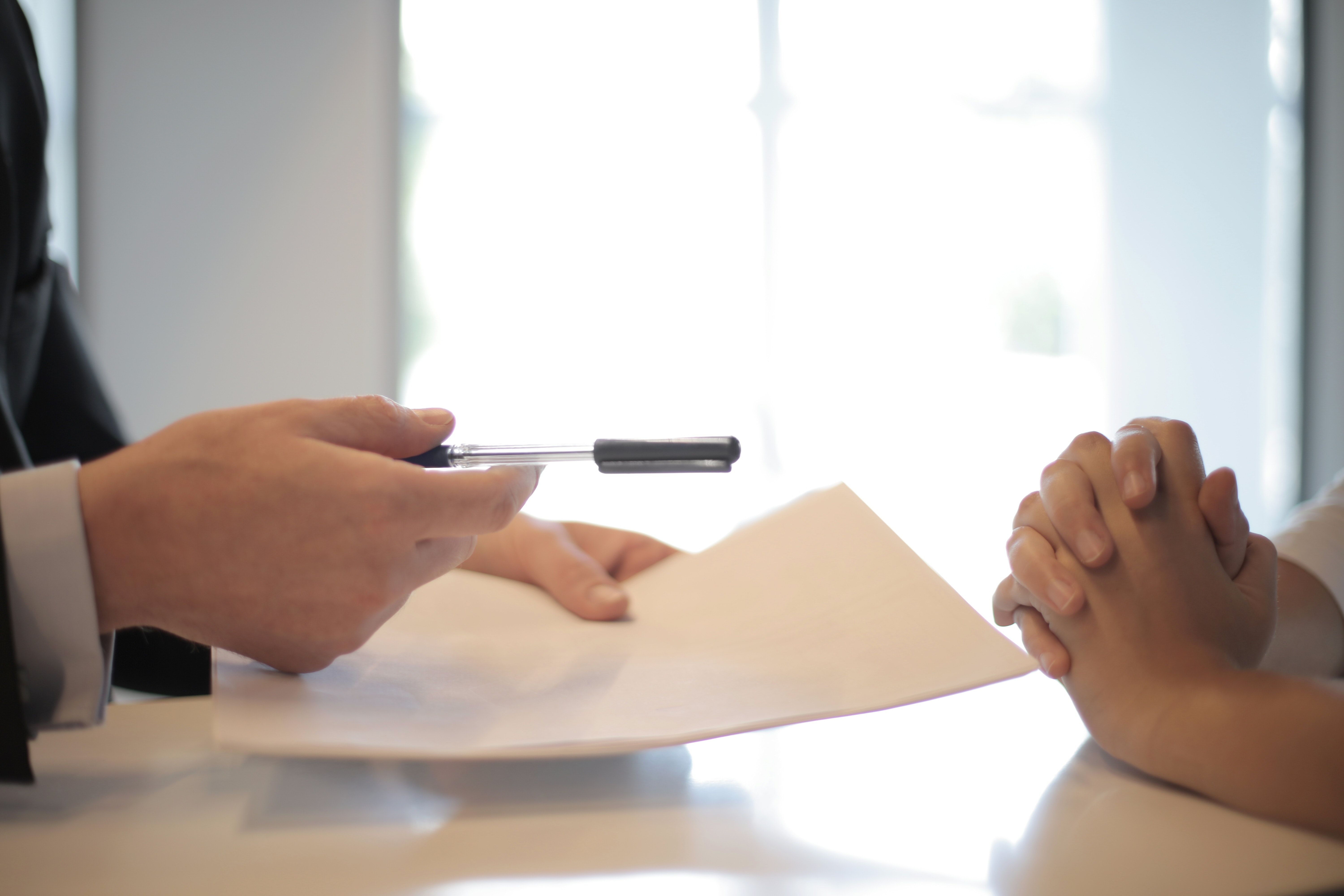  Deux personnes en entretien pour une aide financière