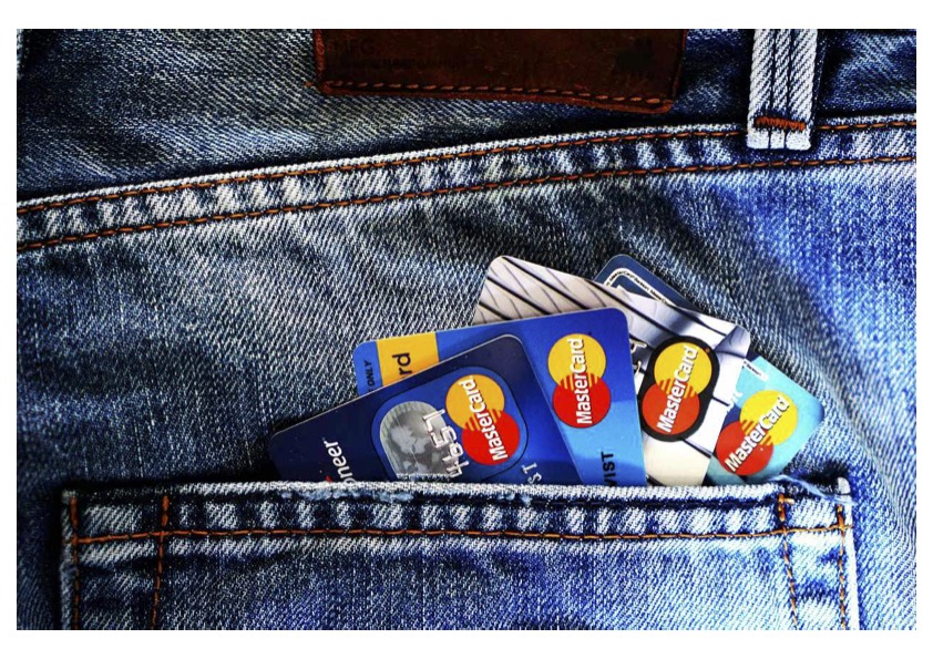 Arrière d'une poche de jeans avec plusieurs cartes de crédit visibles