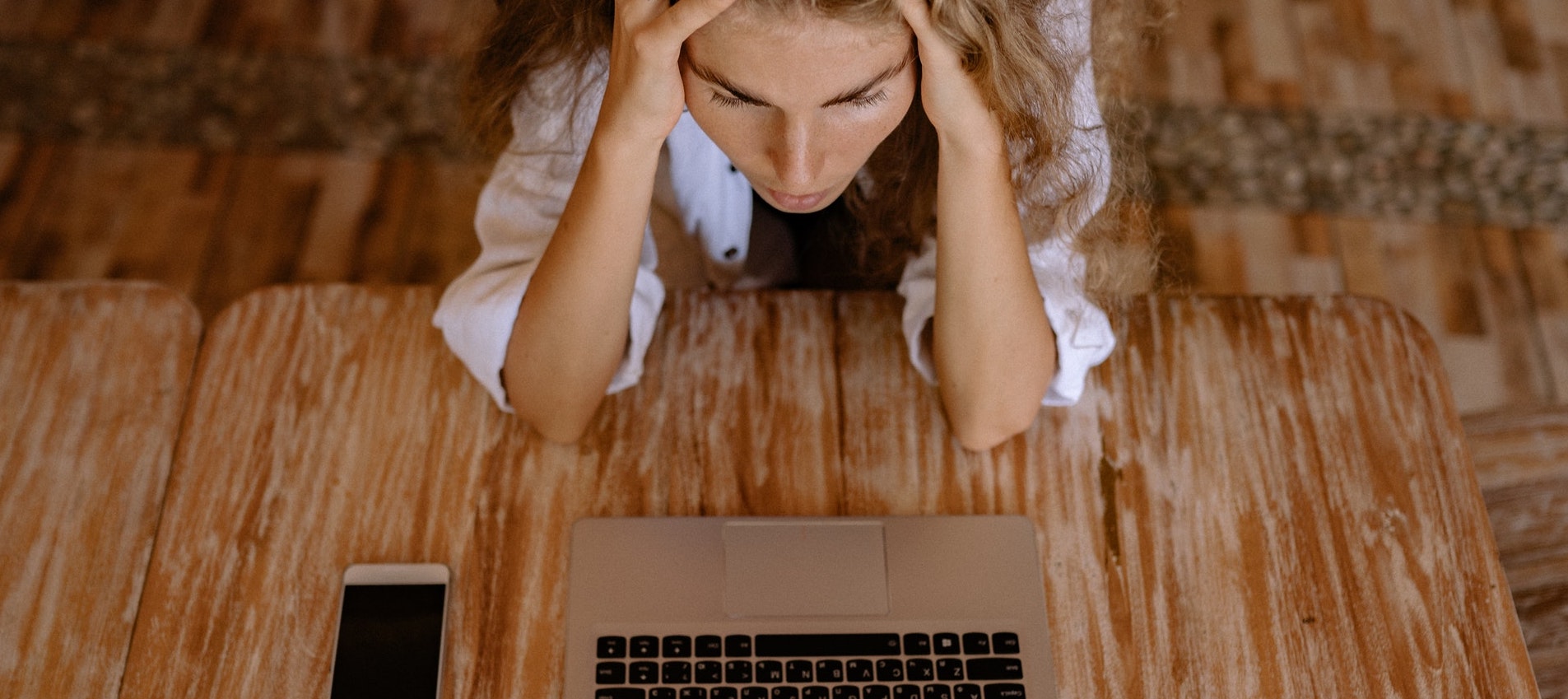 personne qui se prends la tête devant son ordinateur