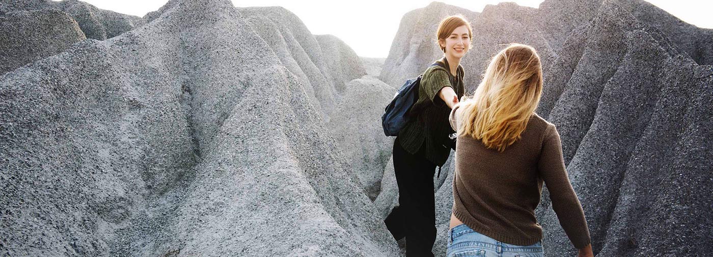 Deux femme en montagne aide