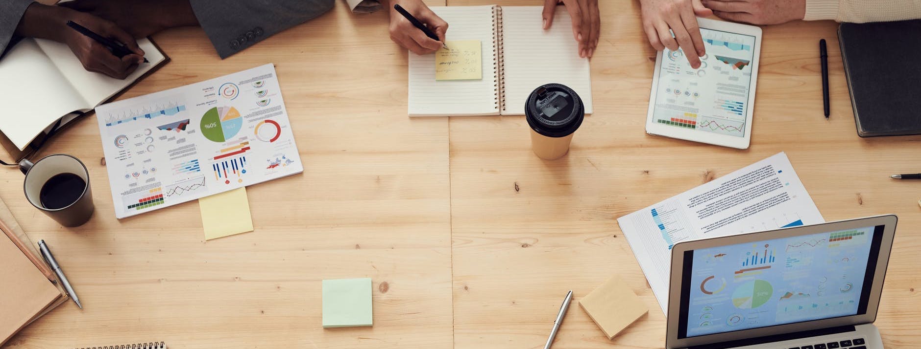 Séance de brainstorming sur une table en bois